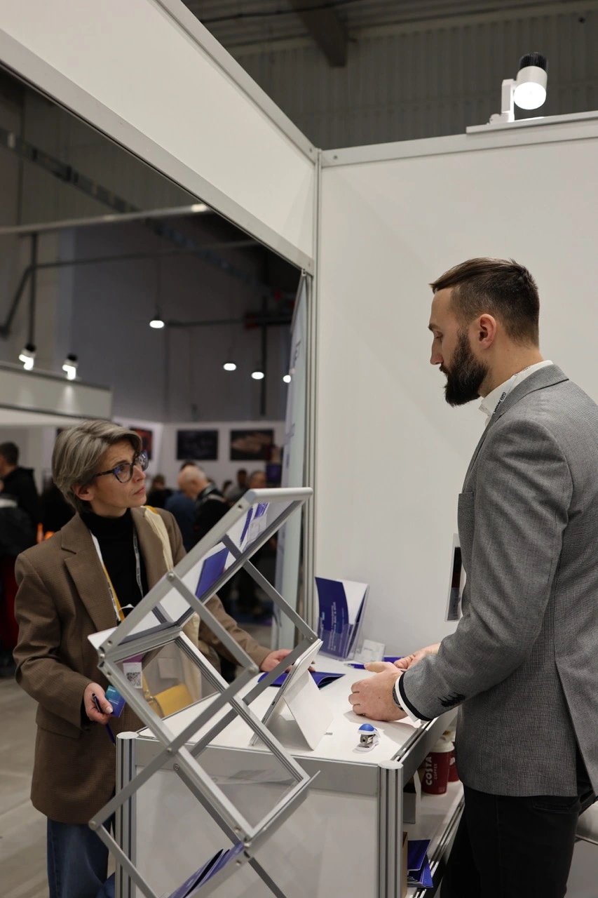 Eksperci Waynet rozmawiają z klientami o wdrożeniach PrestaShop i B2B na stoisku podczas Międzynarodowych Targów Branży E-commerce.